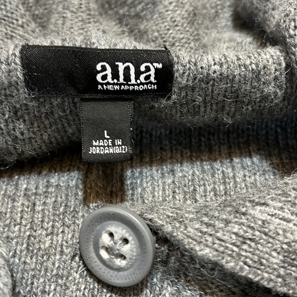 LIKE NEW A.N.A. Gray cardigan sweater 3/4 sleeves 2 pockets in front size Large - Picture 9 of 11